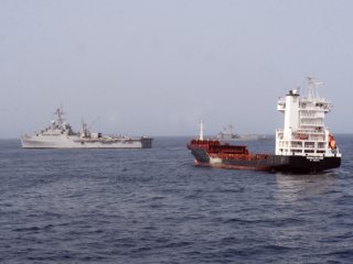 Американские военные моряки освободили экипаж японского танкера, захваченного накануне сомалийскими пиратами