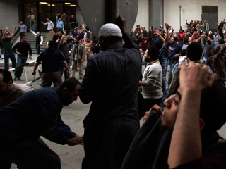 В Каире неизвестные в штатском, вооруженные ножами и бутылками с зажигательной смесью, напали на демонстрантов, выступавших за расформирование служб безопасности страны