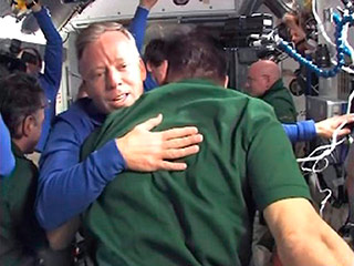 Американский шаттл Discovery, совершающий свой последний полет, в понедельник в 15:00 по московскому времени отстыковался от Международной космической станции (МКС) и отправился к Земле