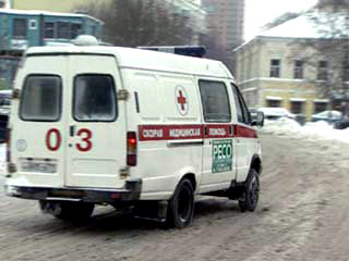 В Москве водитель "Жигулей" въехал в остановку общественного транспорта и сбил трех человек, ждавших троллейбуса
