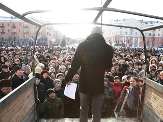 На митинг пришел и мэр города Юрий Ерастов. Он выступил перед протестующими и сказал, что проблемы с водой не решались, поскольку инвестора не было
