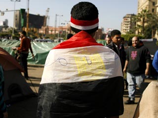 Новые столкновения в Каире: демонстранты закидали друга камнями и подрались