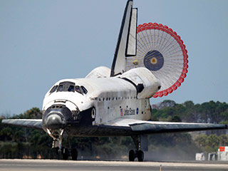 Американский шаттл Discovery совершил успешную посадку на космодроме мыса Канаверал (штат Флорида). Корабль приземлился точно по намеченному времени - в 11:57 по московскому и в 19:57 по времени Восточного побережья США
