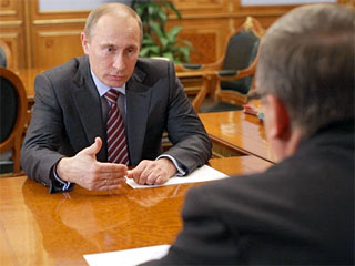 Глава правительства РФ Владимир Путин предлагает совместить две планируемые индексации социальных пенсий - 1 апреля и 1 июля - и произвести обе с апреля 2011 года