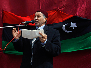 Власти Ливии предлагают вознаграждение в 500 тысяч динаров (около 400 тысяч долларов) за поимку лидера оппозиции - бывшего министра юстиции Мустафы Абдель-Джалиля