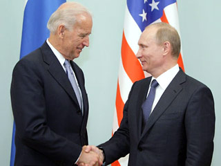 Вице-президент США Джо Байден в четверг - третий день своего визита в Москву - встретился с российскими правозащитниками и оппозиционерами, после чего отправился на переговоры с Владимиром Путиным
