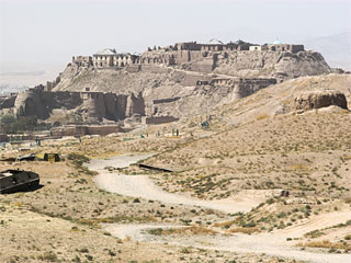 Древнее архитектурное сооружение под названием "башня Балаэддина" рухнула в четверг в афганском городе Газни