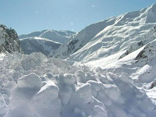 В высокогорном Цункинском районе Дагестана в районе селения Анцух под снежную лавину попали четыре человека, три человека спасены, судьба еще одного пока неизвестна