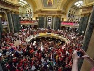 Масштабные акции протеста, охватившие столицу американского штата Висконсин, Мэдисон, не помешали консервативным политикам провести законопроект об ограничении прав профсоюзов через обе палаты местного конгресса