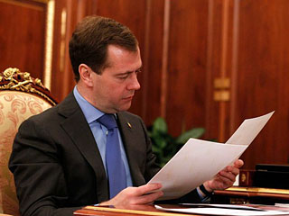 "Идея постепенного перехода к безвизовым поездкам между Россией и Америкой содержится в послании президента России Дмитрия Медведева президенту США Бараку Обаме, которое было направлено в Вашингтон несколько дней назад", - сказал Приходько