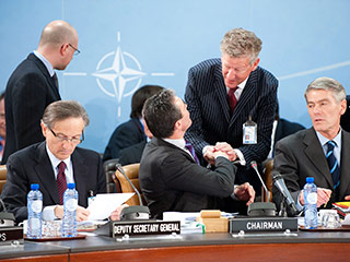 Министры обороны стран - членов НАТО не обсуждали на встрече в пятницу предложения президента Франции Николя Саркози о точечных ударах по объектам в Ливии