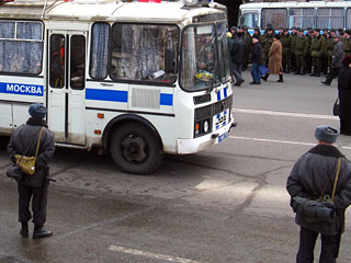 Сегодня на Манежную площадь в центре Москвы стянуты усиленные наряды сотрудников правоохранительных органов в связи с появившимися в интернете слухами о возможных беспорядках