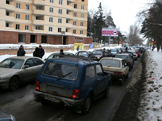 Перекрытие дороги в городе Юбилейный возле ЖК "Лесная корона" 26 февраля 2011 года