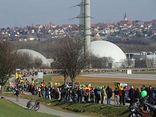 В Германии 60 тысяч человек выстроились в живую цепочку, протестуя против использования АЭС