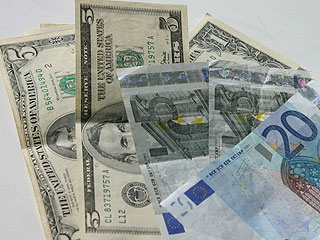 Доллар подрос на 3 копейки, евро подскочил на 37
