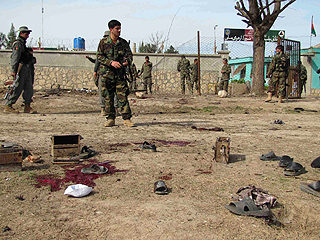 Не менее 33 человек погибли на севере Афганистана в результате нападения смертника на центр по набору в армию в городе Кундуз