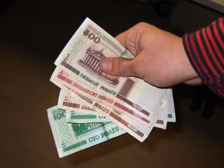 На слухах о девальвации белорусского рубля в Минске возник ажиотажный спрос на валюту