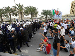Военные отряды из стран, соседствующих с Бахрейном, вступили на территорию этого охваченного внутренними беспорядками государства