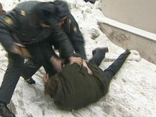 В Санкт-Петербурге полицейские ведут розыск своих коллег, которые подозреваются в вымогательстве и жестоком обращении с задержанным