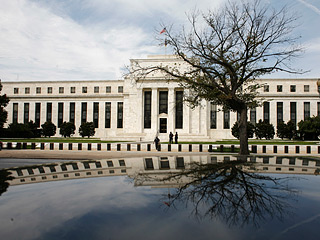 Федеральная резервная система (ФРС) США по итогам заседания 15 марта сохранит прежний курс кредитно-денежной политики, оставив без изменения как базовую процентную ставку, так и сроки и объемы программы выкупа активов