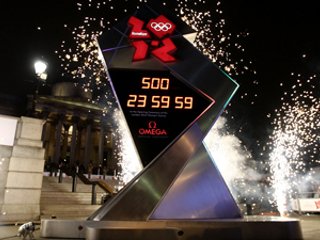 Огромные часы, установленные на Трафальгарской площади в Лондоне для отсчета времени до начала Олимпиады-2012, дали сбой на следующие сутки после начала работы