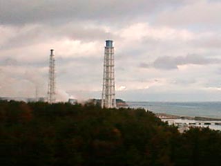 Незадолго до выброса радиации над третьим реактором поднялся столб белого дыма, а на четвертом энергоблоке во второй раз за последние два дня вспыхнул пожар