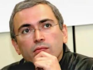 После очевидного проигрыша в "войне писем", власть бросила против заключенного экс-главы ЮКОСа Михаила Ходорковского, который по приговору суда не выйдет из тюрьмы до 2017 года, скандально известного телеведущего Андрея Караулова
