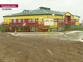 Новый детский сад на Курилах, который открыли для Медведева, потрескался сразу после его отъезда