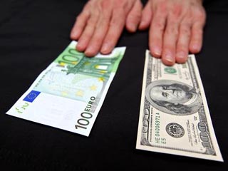 Доллар упал на 7 копеек, евро подрос на 9