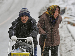 78-летняя слепая жительница города Минамисома, который находится в префектуре Фукусима, узнала об эвакуации в связи аварией на АЭС "Фукусима-1" только через три дня после ее объявления