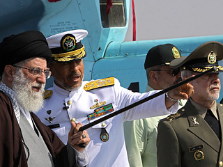 Презентация беспилотника "Зоал" (Zohal, "Сатурн"), который действительно имеет форму классической летающей тарелки, прошла в присутствии верховного лидера страны аятоллы Али Хаменеи
