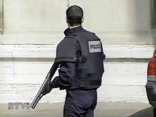 Французская полиция ведет переговоры с преступником, который в 8:15 четверга захватил в заложники двух женщин в студенческом общежитии, расположенном в парижском предместье Рони-су-Буа