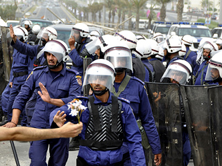 Жестокий разгон протестующих в Бахрейне вызвал возмущение в мире