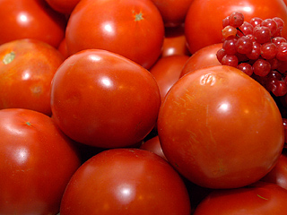 На последней комиссии у Зубкова по таможенно-тарифной политике было принято решение обнулить пошлины на помидоры, огурцы, корнишоны и яблоки