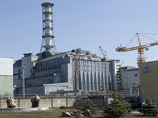 Речь идет о сооружении бетонного саркофага над реакторами, подобного тому, который возводили ликвидаторы аварии на Чернобыльской АЭС