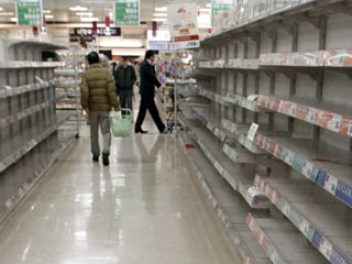 Власти Японии распорядились прекратить продажу всех продуктов питания из префектуры Фукусима, где недавно были обнаружены зараженные радиацией продукты