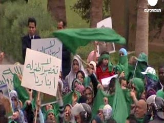 Сотни сторонников ливийского лидера Муамара Каддафи в субботу собрались в международном аэропорту Триполи, а также в районе столичной резиденции Каддафи Баб-эль-Азизия, чтобы не допустить бомбежек этих объектов