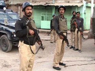 По меньшей мере 16 человек, в том числе один полицейский, были убиты за минувшие сутки в результате серии перестрелок в пакистанском городе Карачи