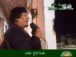 Ливийский лидер Муаммар Каддафи на короткое время появился сегодня ночью на публике