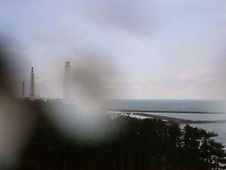 Восстановительные работы на втором реакторе японской АЭС "Фукусима-1" приостановлены из-за высокого уровня радиации, на первом реакторе растет температура