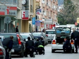 Неизвестный преступник, неудачно попытавшийся ограбить офис "Инвестбанка" в городе Сливен в Болгарии, освободил одну из заложниц