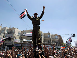 В Йемене гвардейские части, которые сохранили верность президенту Али Абдалле Салеху, продолжают сражаться с частями регулярной армии, командиры которой предали главу государства