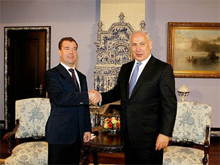 Президент России Дмитрий Медведев принял в Москве премьер-министра Израиля Биньямина Нетаньяху и положительно отметил его решимость не отменять запланированный визит в Россию, несмотря на террористический акт в Иерусалиме