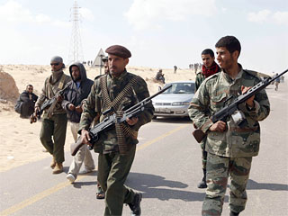 Как утверждают силы оппозиции, которые сосредоточены на подступах к городу, над ним в пятницу летали самолета международной коалиции и они бомбили войска ливийской армии