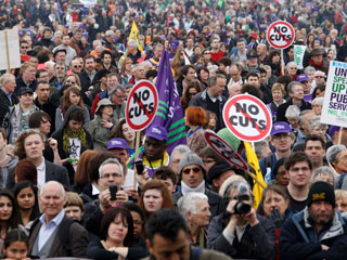 Десятки тысяч человек в субботу вышли на улицы Лондона на демонстрацию британских профсоюзов в знак протеста против программы сокращения государственных расходов