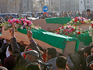 Представители режима Муаммара Каддафи организовали похороны жертв авиаобстрела коалиции, однако на церемонии не было родственников погибших, а один из гробов при вскрытии оказался пустым