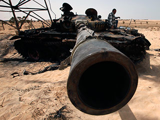 Противники лидера Ливии Муаммара Каддафи в воскресенье утром захватили нефтяной терминал порта Рас-эль-Ануф на востоке страны