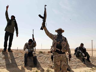 Отряды ливийских повстанцев в понедельник заявили о захвате родного города Муаммара Каддафи - Сирта, расположенного в 600 км к востоку от Триполи