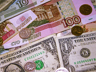 Рубль немного ослаб к бивалютной корзине. Ее стоимость увеличилась на 7 копеек и составила 33,60 рубля по сравнению с 33,53 рубля в пятницу