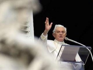 Бенедикт XVI призвал все политические и военные силы немедленно отказаться от применения оружия в Ливии